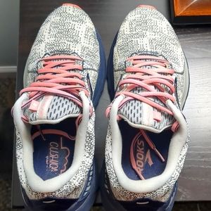 Women's Brooks Adrenaline GTS 21 size 8